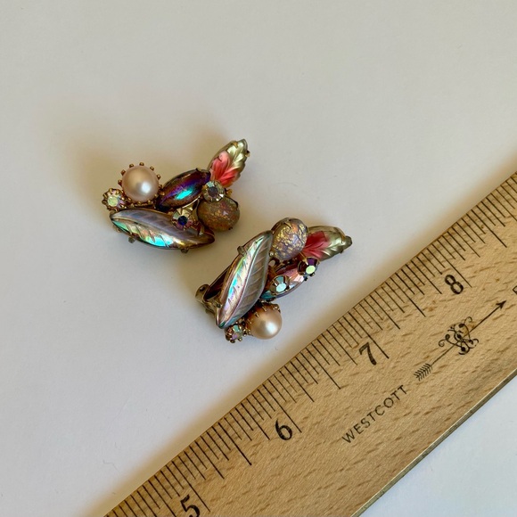 Vintage Signed Kramer Opalescent Leaf Motif Clip Earrings - Picture 3 of 7